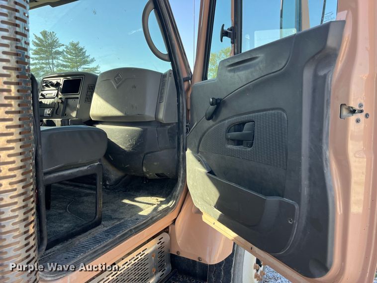 image for item LC9240 2010 International  7400 SFA dump truck