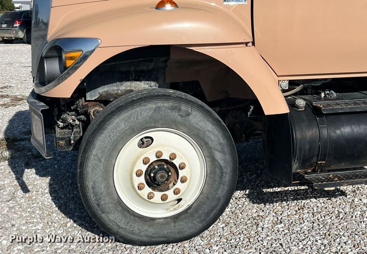 image for item LC9240 2010 International  7400 SFA dump truck