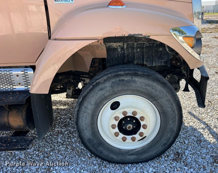 image for item LC9240 2010 International  7400 SFA dump truck