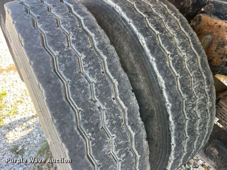 image for item LC9240 2010 International  7400 SFA dump truck