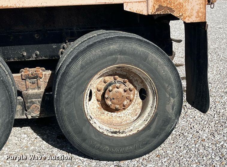 image for item LC9240 2010 International  7400 SFA dump truck