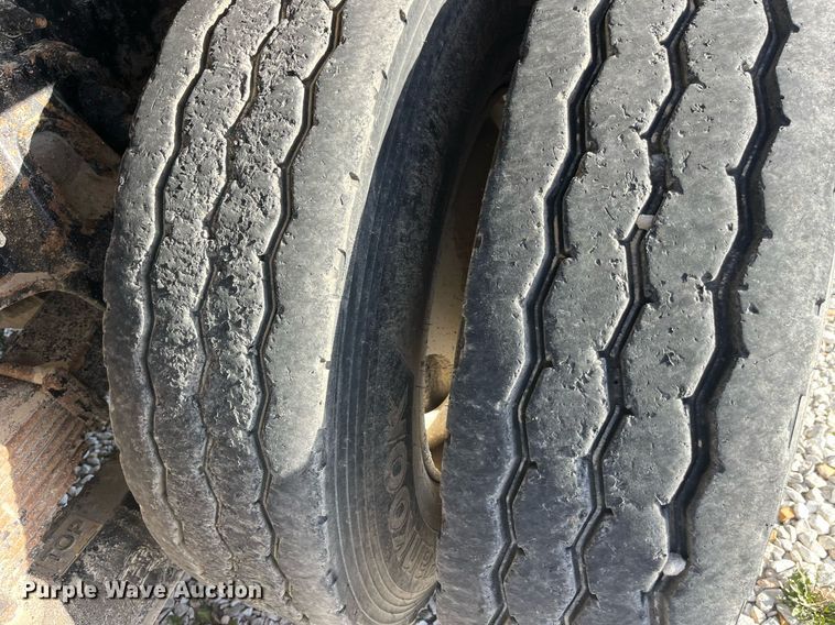 image for item LC9240 2010 International  7400 SFA dump truck