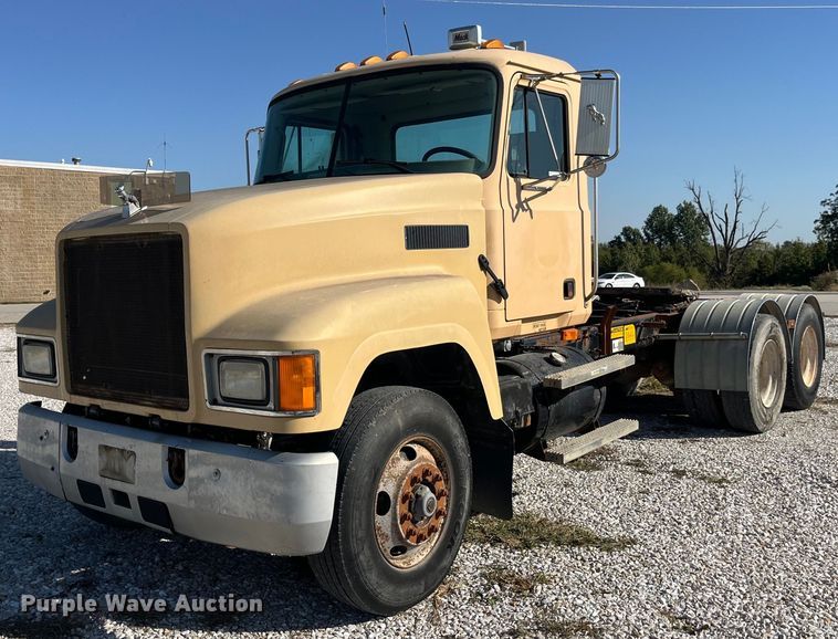 image for item LC9242 2001 MACK CH613 semi truck