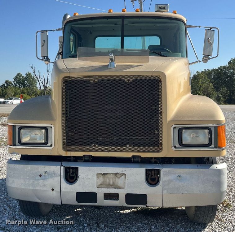 image for item LC9242 2001 MACK CH613 semi truck
