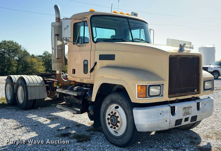 image for item LC9242 2001 MACK CH613 semi truck