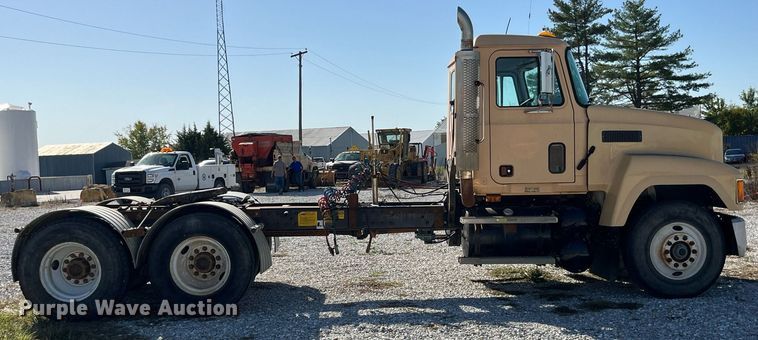 image for item LC9242 2001 MACK CH613 semi truck