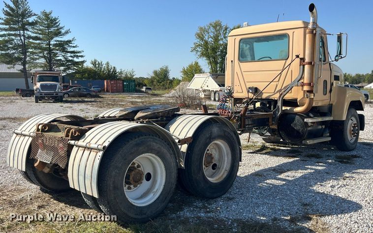 image for item LC9242 2001 MACK CH613 semi truck