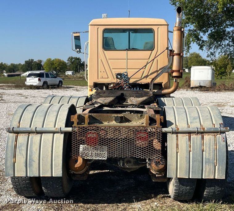 image for item LC9242 2001 MACK CH613 semi truck