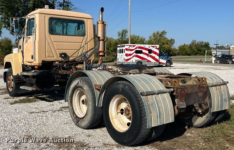 image for item LC9242 2001 MACK CH613 semi truck