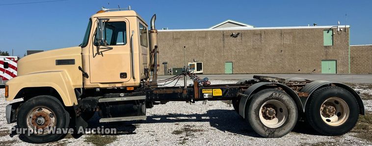 image for item LC9242 2001 MACK CH613 semi truck