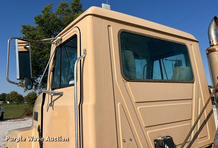 image for item LC9242 2001 MACK CH613 semi truck