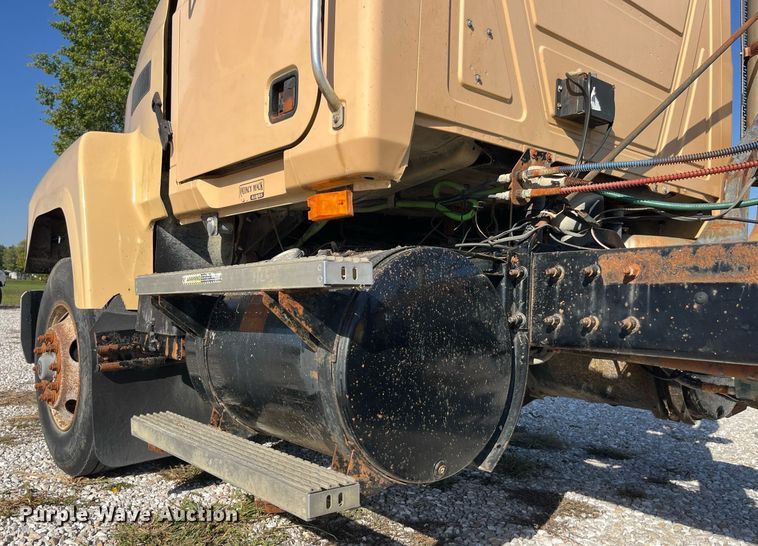 image for item LC9242 2001 MACK CH613 semi truck