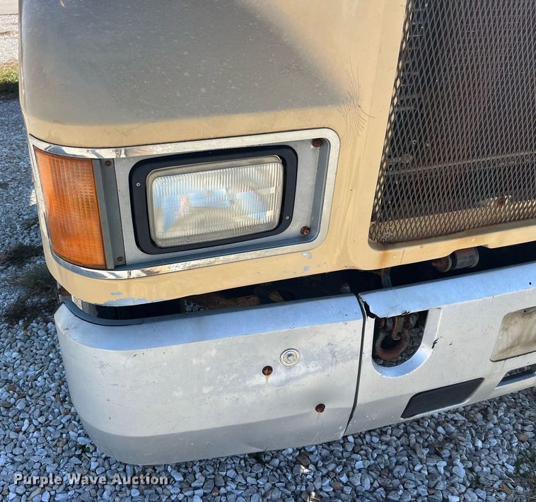 image for item LC9242 2001 MACK CH613 semi truck