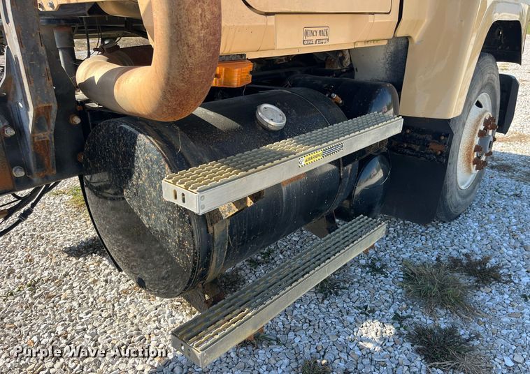 image for item LC9242 2001 MACK CH613 semi truck