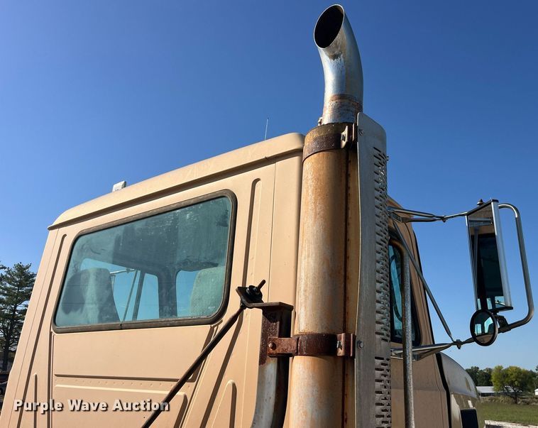 image for item LC9242 2001 MACK CH613 semi truck