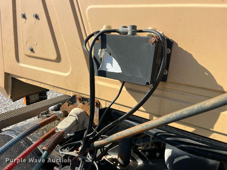 image for item LC9242 2001 MACK CH613 semi truck