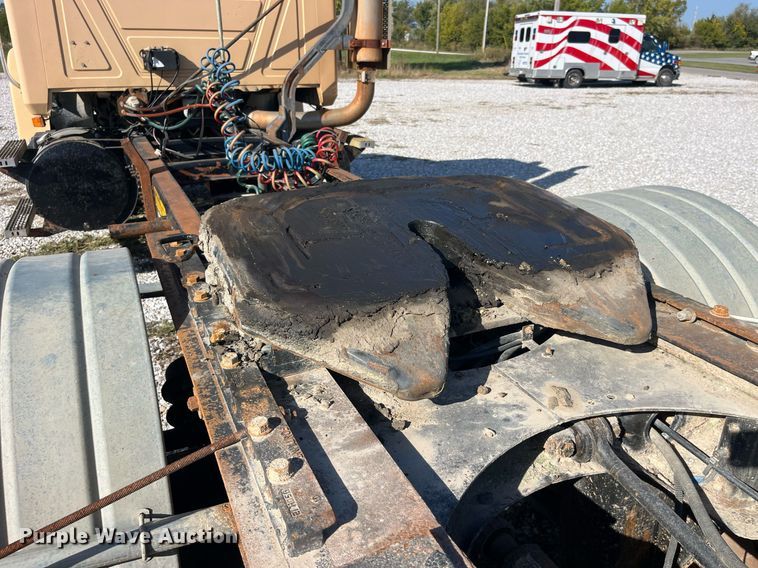 image for item LC9242 2001 MACK CH613 semi truck