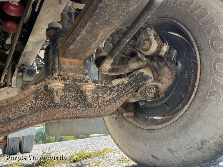 image for item LC9242 2001 MACK CH613 semi truck