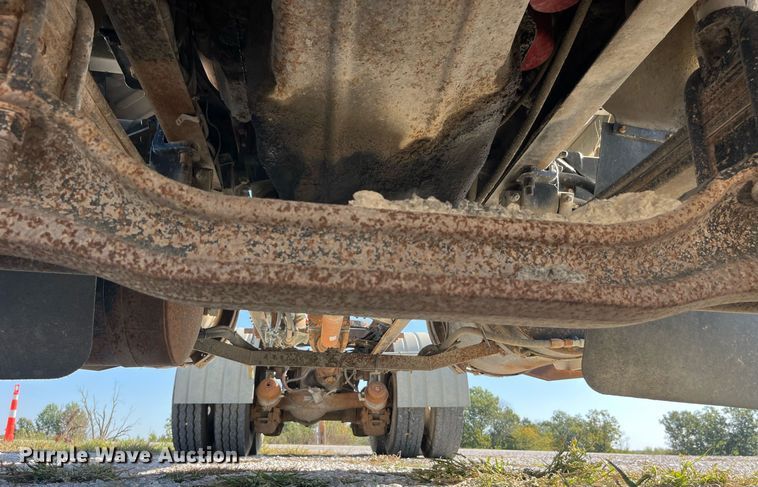 image for item LC9242 2001 MACK CH613 semi truck