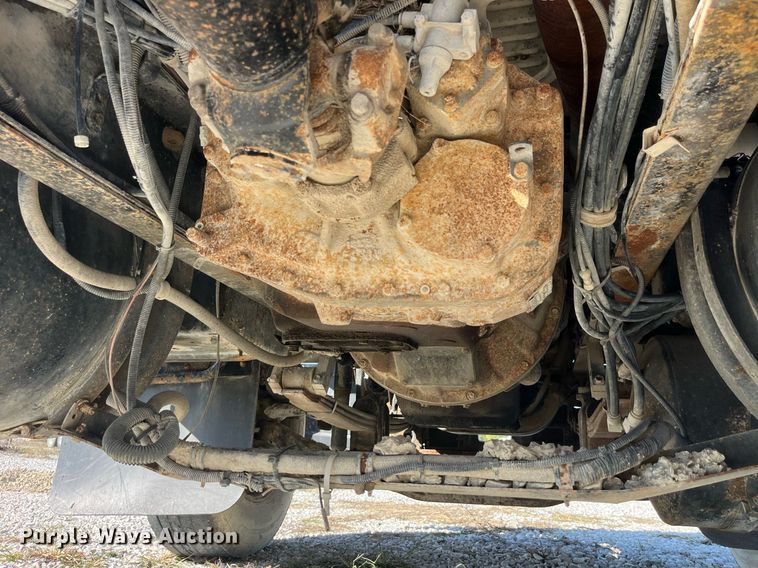 image for item LC9242 2001 MACK CH613 semi truck