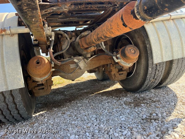 image for item LC9242 2001 MACK CH613 semi truck