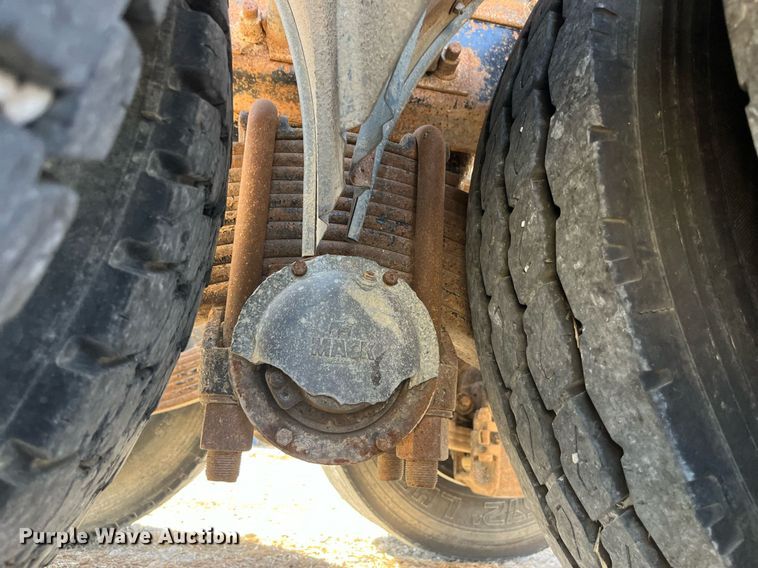 image for item LC9242 2001 MACK CH613 semi truck