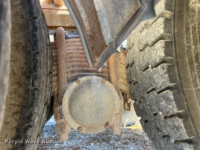 image for item LC9242 2001 MACK CH613 semi truck