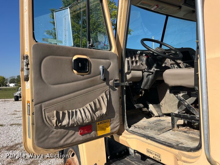 image for item LC9242 2001 MACK CH613 semi truck