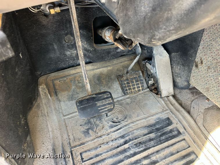 image for item LC9242 2001 MACK CH613 semi truck