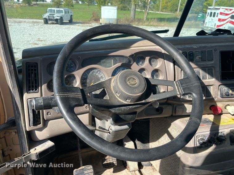 image for item LC9242 2001 MACK CH613 semi truck