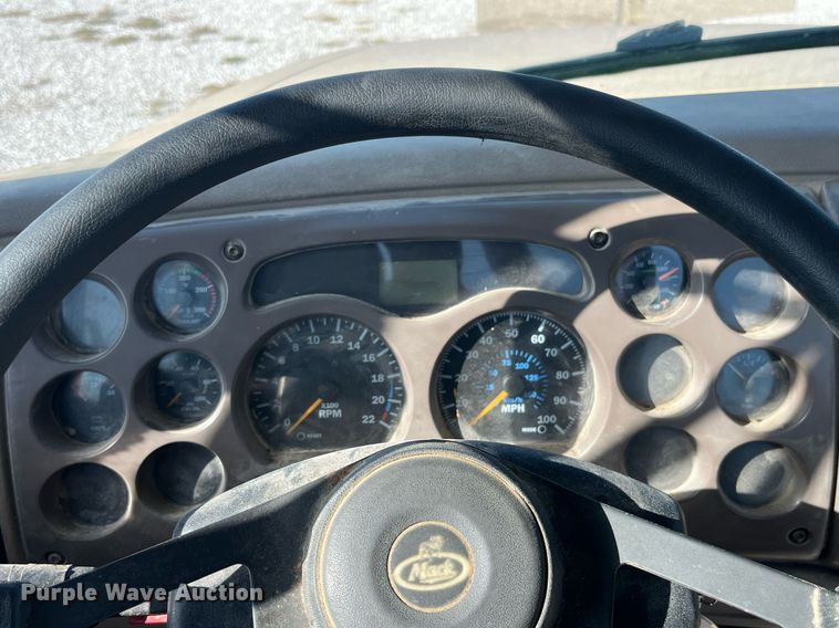 image for item LC9242 2001 MACK CH613 semi truck