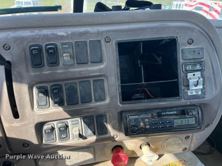 image for item LC9242 2001 MACK CH613 semi truck