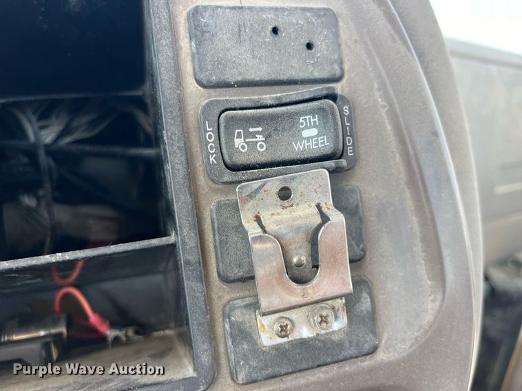 image for item LC9242 2001 MACK CH613 semi truck