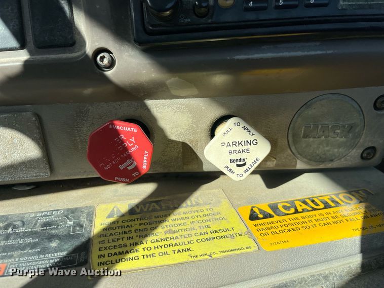 image for item LC9242 2001 MACK CH613 semi truck