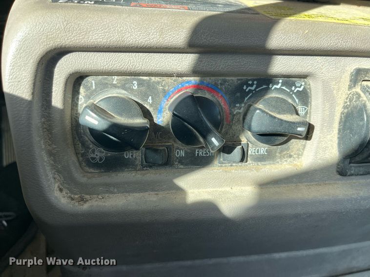 image for item LC9242 2001 MACK CH613 semi truck