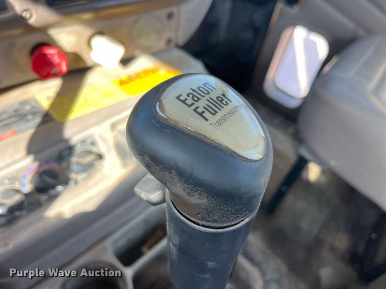 image for item LC9242 2001 MACK CH613 semi truck