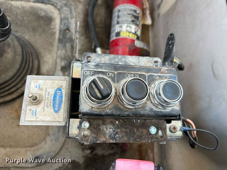 image for item LC9242 2001 MACK CH613 semi truck