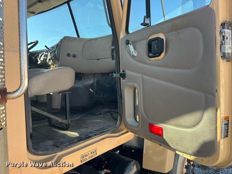 image for item LC9242 2001 MACK CH613 semi truck