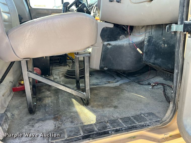 image for item LC9242 2001 MACK CH613 semi truck