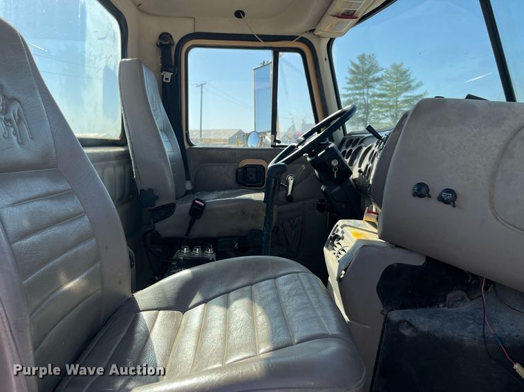 image for item LC9242 2001 MACK CH613 semi truck