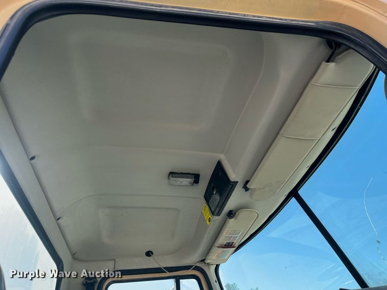 image for item LC9242 2001 MACK CH613 semi truck