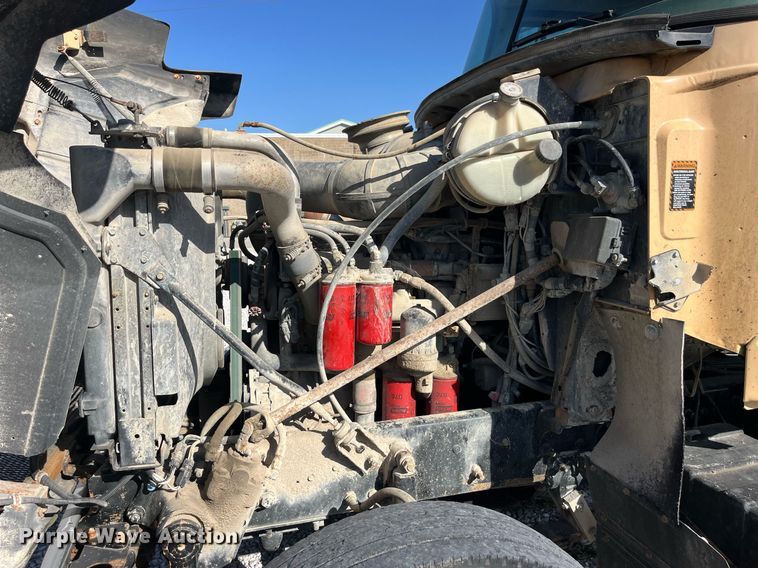 image for item LC9242 2001 MACK CH613 semi truck