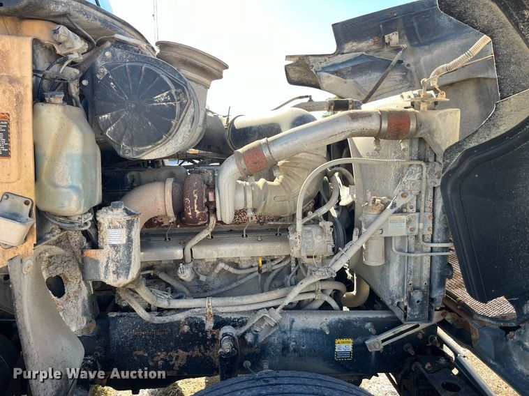 image for item LC9242 2001 MACK CH613 semi truck
