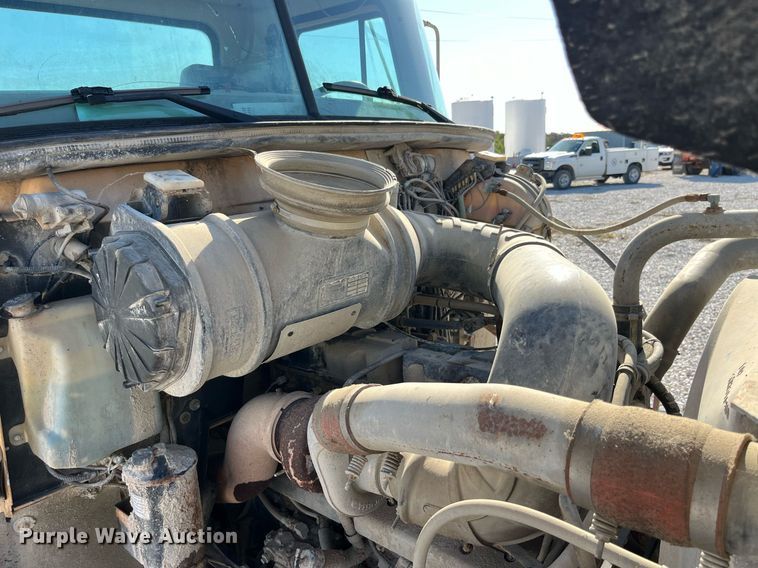 image for item LC9242 2001 MACK CH613 semi truck