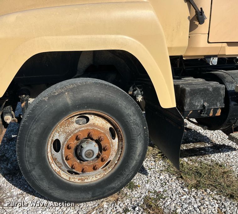 image for item LC9242 2001 MACK CH613 semi truck