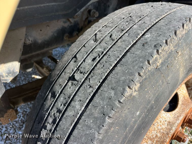 image for item LC9242 2001 MACK CH613 semi truck