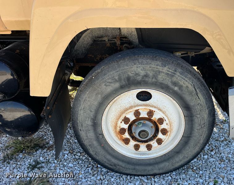 image for item LC9242 2001 MACK CH613 semi truck