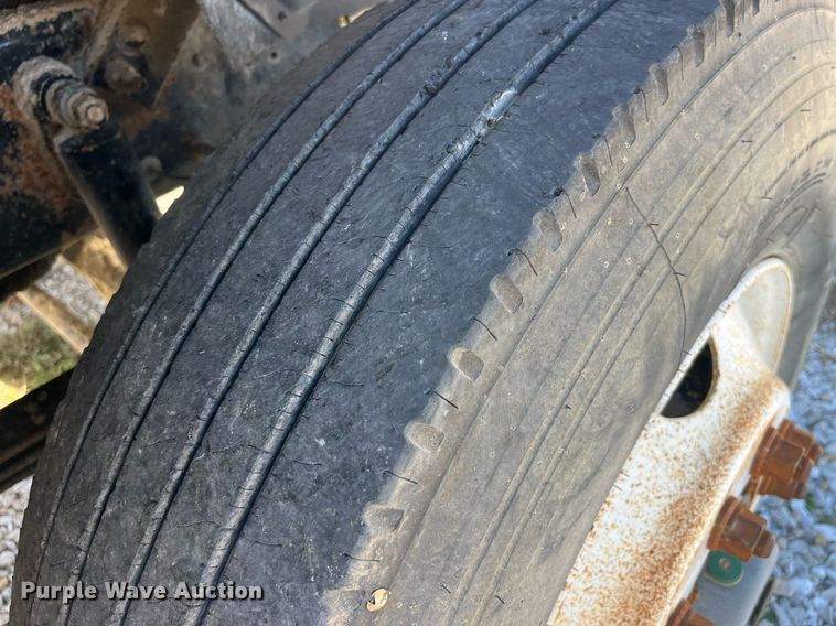 image for item LC9242 2001 MACK CH613 semi truck