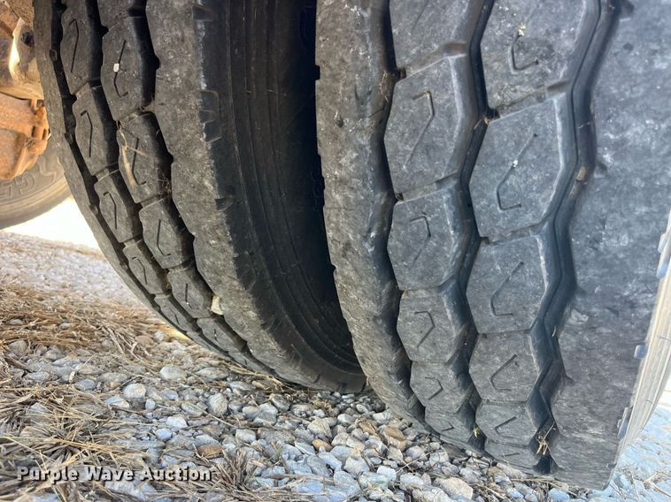 image for item LC9242 2001 MACK CH613 semi truck