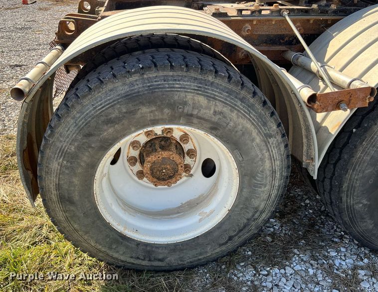 image for item LC9242 2001 MACK CH613 semi truck